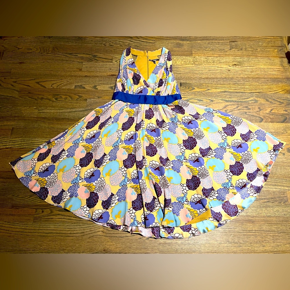 Betsey Johnson Mums on Crinkle Dress Size: 6